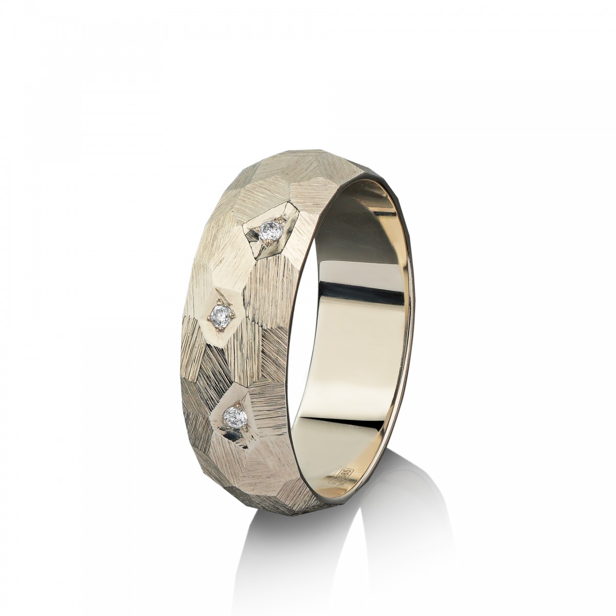Обручальное кольцо из белого матового золота оттенка шампань с бриллиантами "Тысяча граней любви"