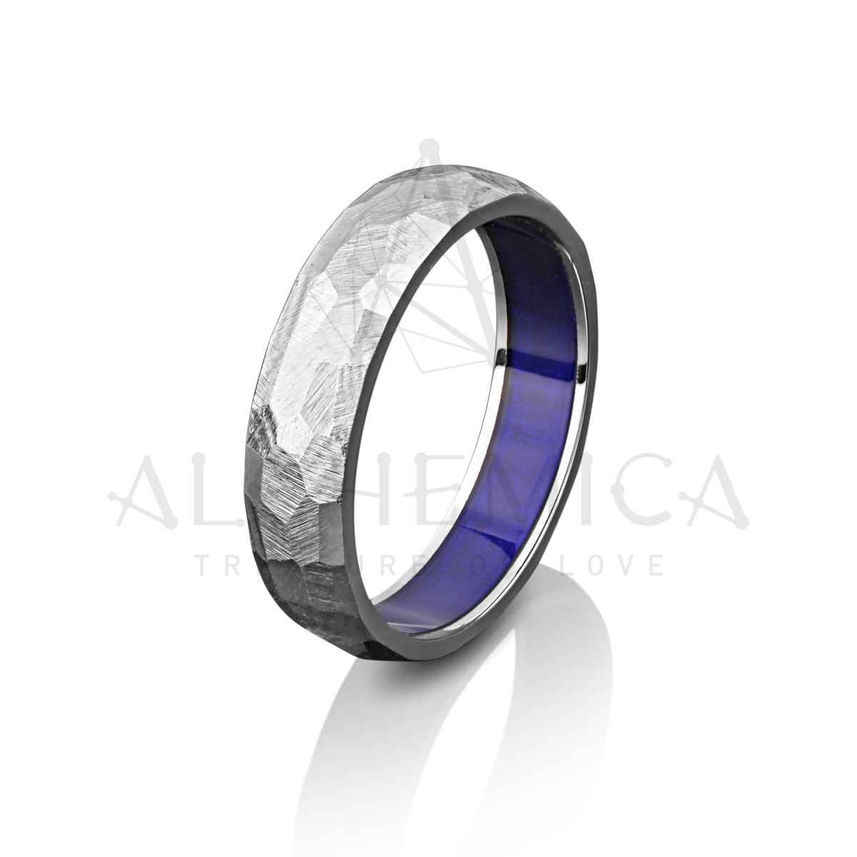 Золотое обручальное кольцо с синей эмалью