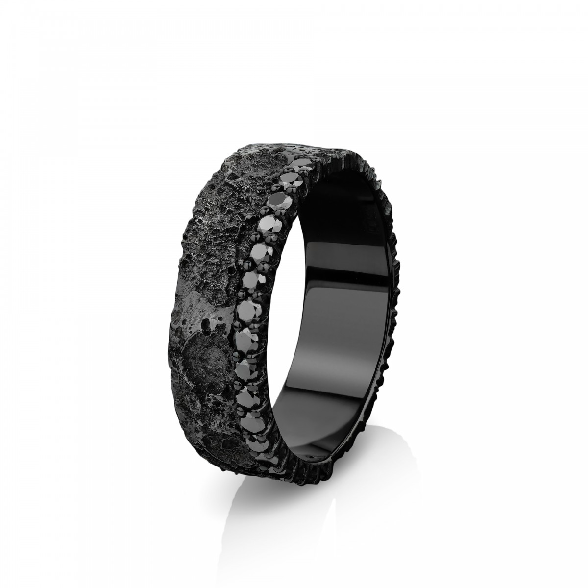 Обручальное кольцо из черного золота с дорожкой из черных бриллиантов Луна от ювелирного бренда Alchemica Jewelry