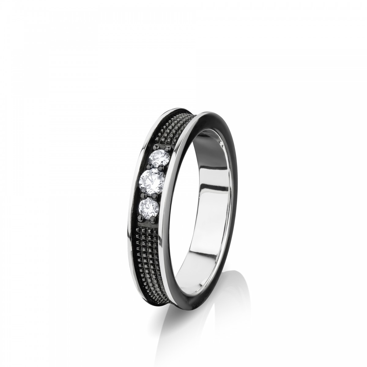 Обручальное кольцо из черного и белого золота с бриллиантами "Гармония противоположностей" 