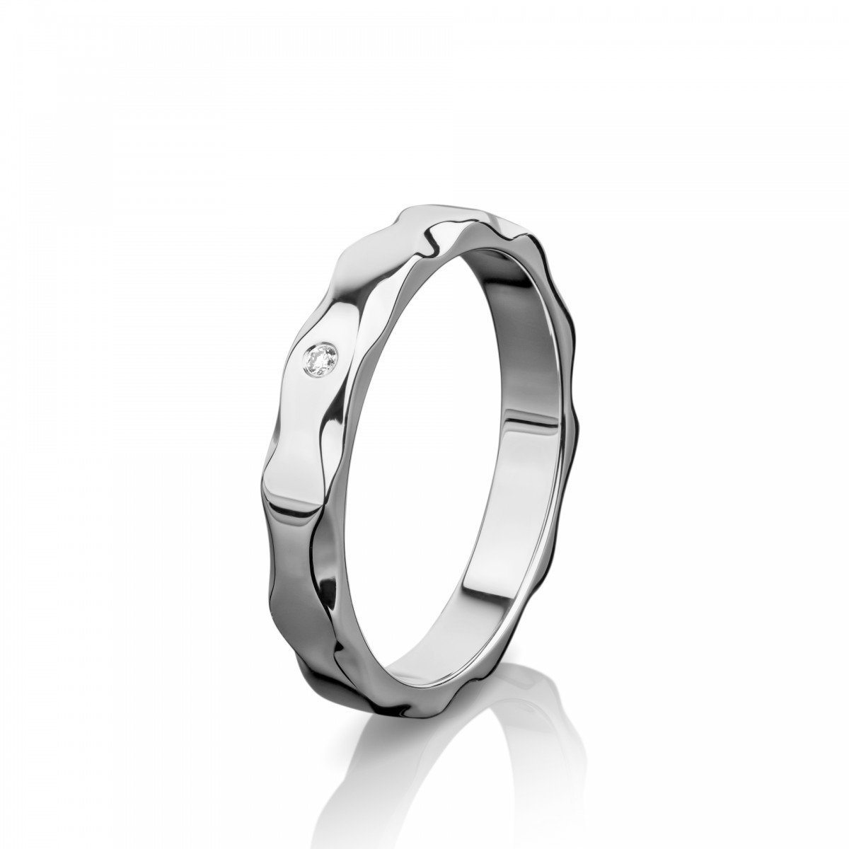 Обручальное кольцо из белого золота с бриллиантом "Волна"